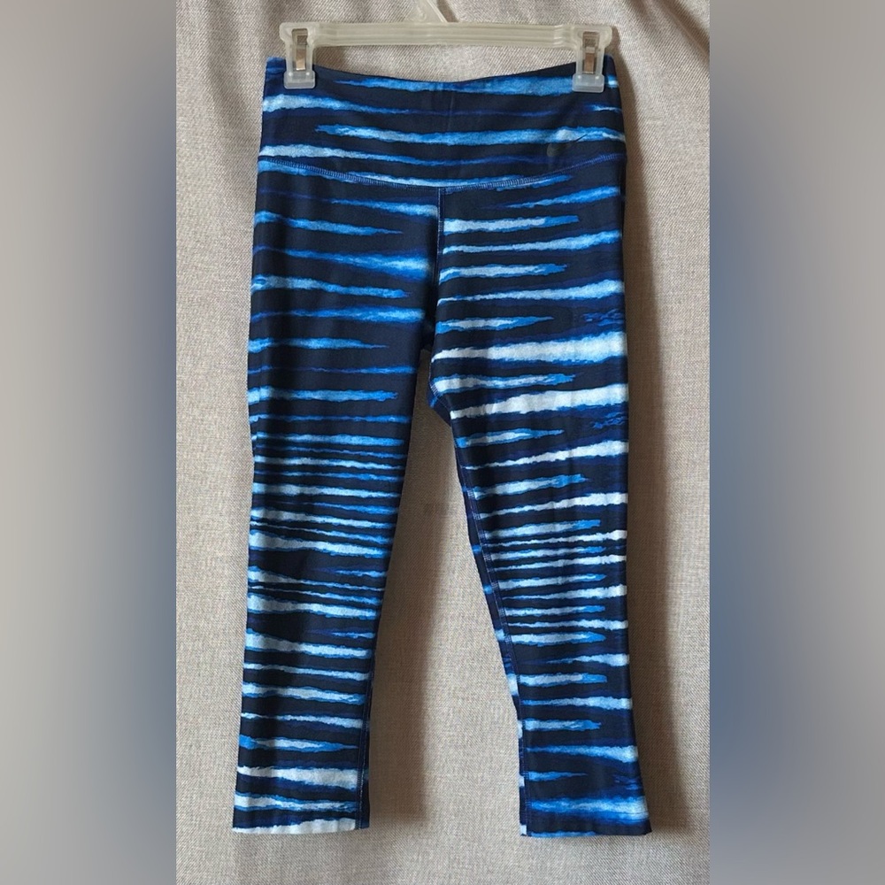 Nike•capri leggings•XS•polyester/spandex•blue/white•wavy stripes•swoosh•yoga